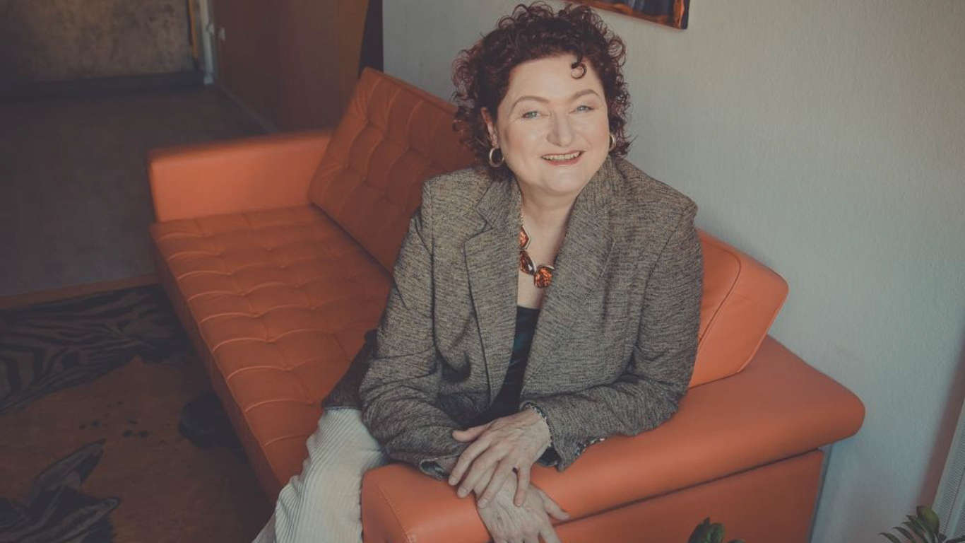 FEMALE COMMUNITY (2)